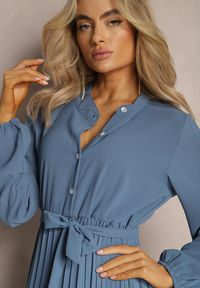 Renee - Niebieska Rozkloszowana Sukienka Maxi Plisowana Wiązana w Pasie Terilla. Kolor: niebieski. Materiał: materiał. Typ sukienki: koszulowe. Długość: maxi