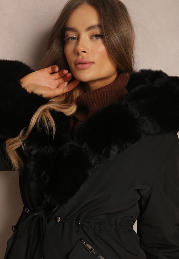 Renee - Czarna Kurtka Parka z Futerkiem i Szerokim Kapturem Florion. Okazja: na co dzień. Kolor: czarny. Materiał: futro. Wzór: aplikacja. Sezon: zima. Styl: casual