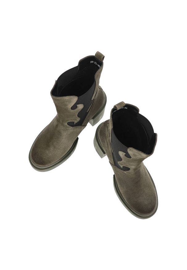 Zielone Botki Karino Modne Buty Na Obcasie. Kolor: zielony. Materiał: welur, zamsz. Obcas: na obcasie. Styl: klasyczny. Wysokość obcasa: średni
