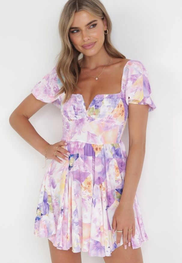 Born2be - Fioletowa Sukienka Mini z Gumkami w Pasie w Kwiaty Maggietta. Kolor: fioletowy. Długość rękawa: krótki rękaw. Wzór: kwiaty. Sezon: wiosna, lato. Długość: mini