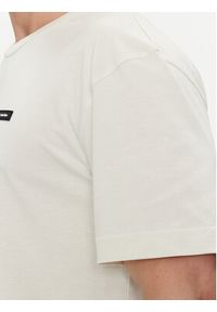Calvin Klein T-Shirt K10K112749 Beżowy Comfort Fit. Kolor: beżowy. Materiał: bawełna #5