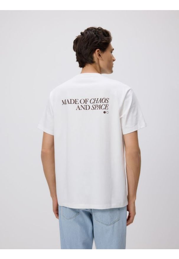 Reserved - T-shirt comfort z nadrukiem na plecach - kremowy. Kolor: kremowy. Materiał: dzianina, bawełna. Wzór: nadruk