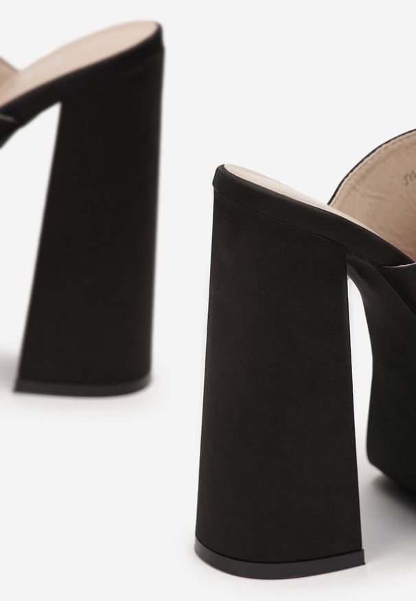 Renee - Czarne Klapki Lolpey. Kolor: czarny. Materiał: satyna, materiał. Obcas: na platformie. Styl: elegancki