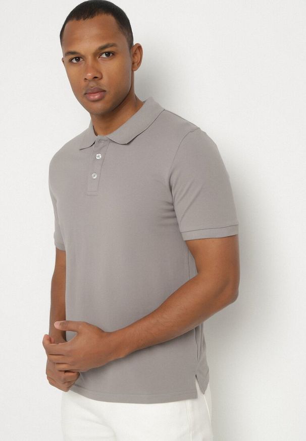 Born2be - Ciemnoszara Koszulka Bawełniana Polo Vimarith. Okazja: na co dzień, na spotkanie biznesowe, do pracy. Typ kołnierza: polo. Kolor: szary. Materiał: bawełna. Styl: biznesowy, casual