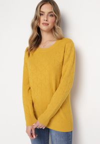 Born2be - Żółty Klasyczny Sweter z Geometrycznym Tłoczeniem Ludgera. Kolor: żółty. Wzór: geometria. Styl: klasyczny #3
