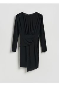 Reserved - Asymetryczna sukienka - czarny. Kolor: czarny. Materiał: dzianina. Wzór: gładki. Typ sukienki: asymetryczne #1