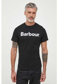 Barbour t-shirt bawełniany kolor czarny z nadrukiem. Kolor: czarny. Materiał: bawełna. Wzór: nadruk. Styl: klasyczny