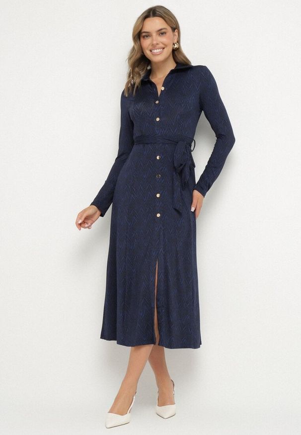 Born2be - Granatowa Rozkloszowana Sukienka Koszulowa z Wiązanym Paskiem Cheresin. Kolor: niebieski. Materiał: materiał. Typ sukienki: koszulowe. Długość: midi