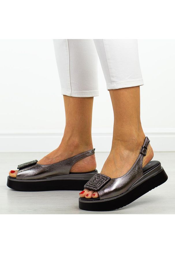 POTOCKI - Pewter sandały damskie na platformie Potocki 12590. Okazja: na co dzień, na spotkanie biznesowe, na ślub cywilny, na wesele, na imprezę. Kolor: srebrny. Materiał: skóra. Wzór: aplikacja. Sezon: wiosna, lato. Obcas: na platformie. Styl: biznesowy, elegancki, casual, klasyczny, wizytowy