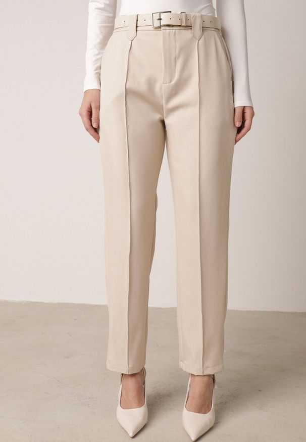 Born2be - Beżowe Eleganckie Spodnie Cygaretki z Wysokim Stanem i Paskiem z Klamerką Diminas. Okazja: na co dzień. Stan: podwyższony. Kolor: beżowy. Materiał: lakier. Wzór: gładki. Styl: elegancki