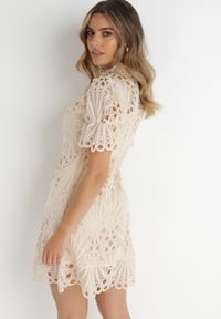 Born2be - Beżowa Sukienka Adoneus. Typ kołnierza: kołnierz z falbankami. Kolor: beżowy. Materiał: koronka. Wzór: koronka. Styl: klasyczny. Długość: midi #6