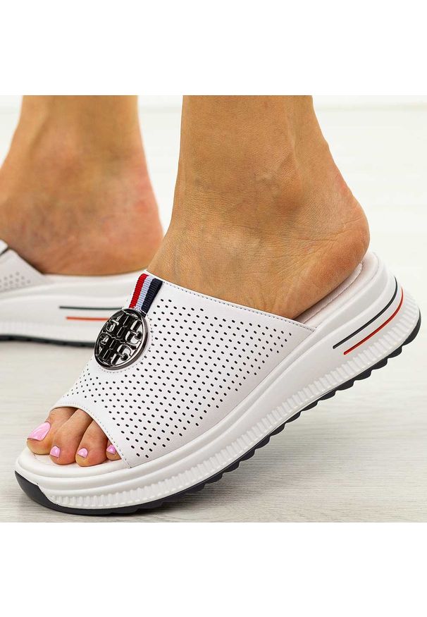 Białe ażurowe skórzane klapki damskie Cambell 07305. Okazja: na spacer, na co dzień, do pracy. Kolor: biały. Materiał: skóra. Wzór: ażurowy. Sezon: wiosna, lato. Styl: casual, elegancki, klasyczny