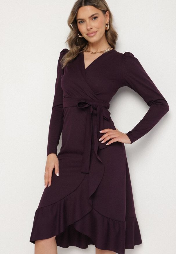 Born2be - Fioletowa Sukienka z Kopertowym Dekoltem i Materiałowym Paskiem Devisia. Okazja: na co dzień. Typ kołnierza: dekolt kopertowy. Kolor: fioletowy. Materiał: materiał. Długość rękawa: długi rękaw. Typ sukienki: kopertowe. Styl: klasyczny, casual, elegancki