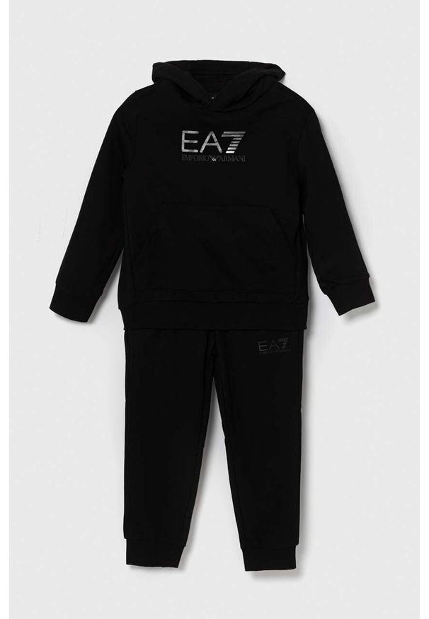 EA7 Emporio Armani dres bawełniany dziecięcy kolor czarny. Okazja: na co dzień. Kolor: czarny. Materiał: bawełna, dresówka. Długość: długie. Styl: casual