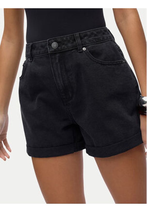 Vero Moda Szorty jeansowe Zuri 10279493 Czarny Regular Fit. Kolor: czarny. Materiał: bawełna
