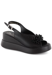 Skórzane sandały damskie na koturnie z koralikami czarne Filippo DS6076. Kolor: czarny. Materiał: skóra. Obcas: na koturnie #3