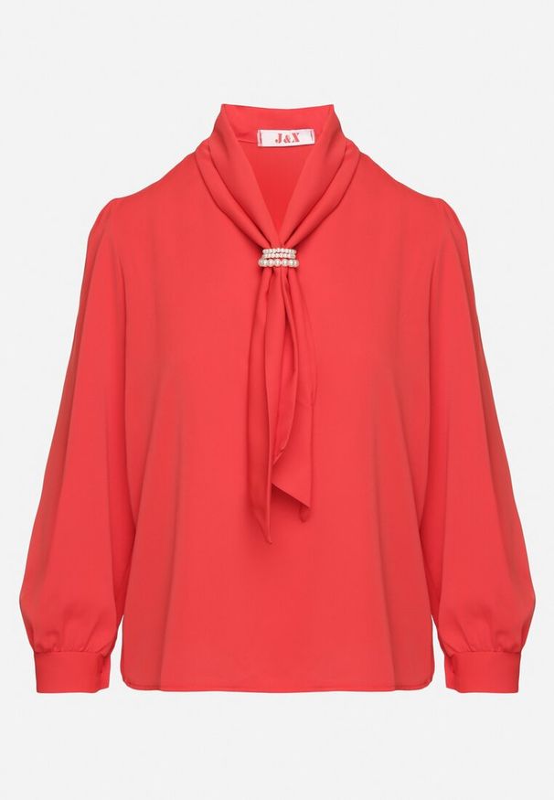 Born2be - Czerwona Bluzka Koszulowa z Ozdobnym Żabotem z Perłami Gonadia. Okazja: na co dzień. Typ kołnierza: z żabotem. Kolor: czerwony. Materiał: jeans. Długość rękawa: długi rękaw. Długość: długie. Styl: casual