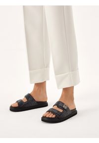 Kazar - Czarne klapki z błyszczącymi kryształkami. Kolor: czarny. Materiał: syntetyk, skóra. Wzór: aplikacja. Sezon: lato. Styl: elegancki, glamour, wizytowy #5