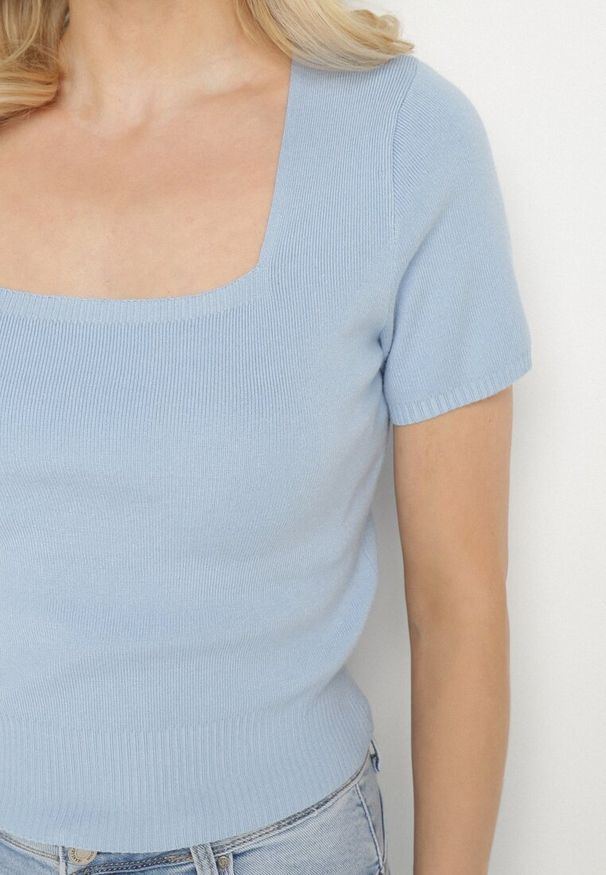 Born2be - Niebieska Bluzka z Wiskozą i Modalem Ozdobiona Kwadratowym Dekoltem Sanova. Okazja: na co dzień. Typ kołnierza: dekolt kwadratowy. Kolor: niebieski. Materiał: wiskoza. Długość rękawa: krótki rękaw. Długość: krótkie. Wzór: aplikacja. Styl: elegancki, casual