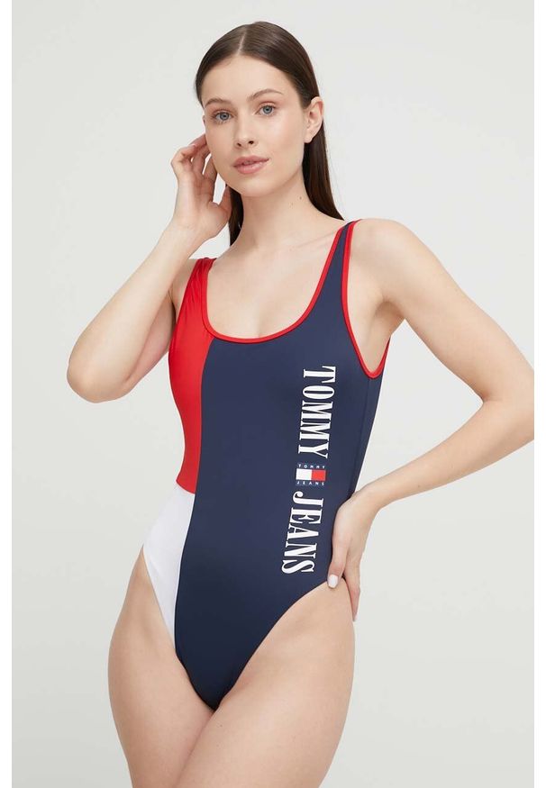 Tommy Jeans jednoczęściowy strój kąpielowy kolor granatowy miękka miseczka. Kolor: niebieski. Materiał: materiał, dzianina