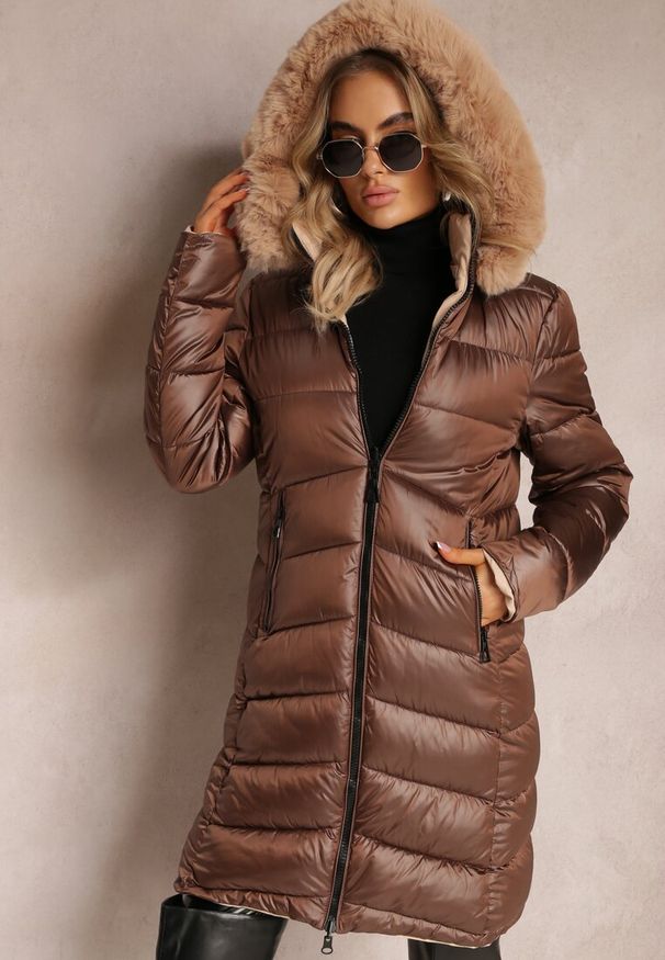 Renee - Brązowa Dwustronna Kurtka Płaszcz z Klasycznym Pikowaniem i Kapturem z Futerkiem Nuncos. Kolor: brązowy. Materiał: futro. Wzór: aplikacja. Styl: klasyczny
