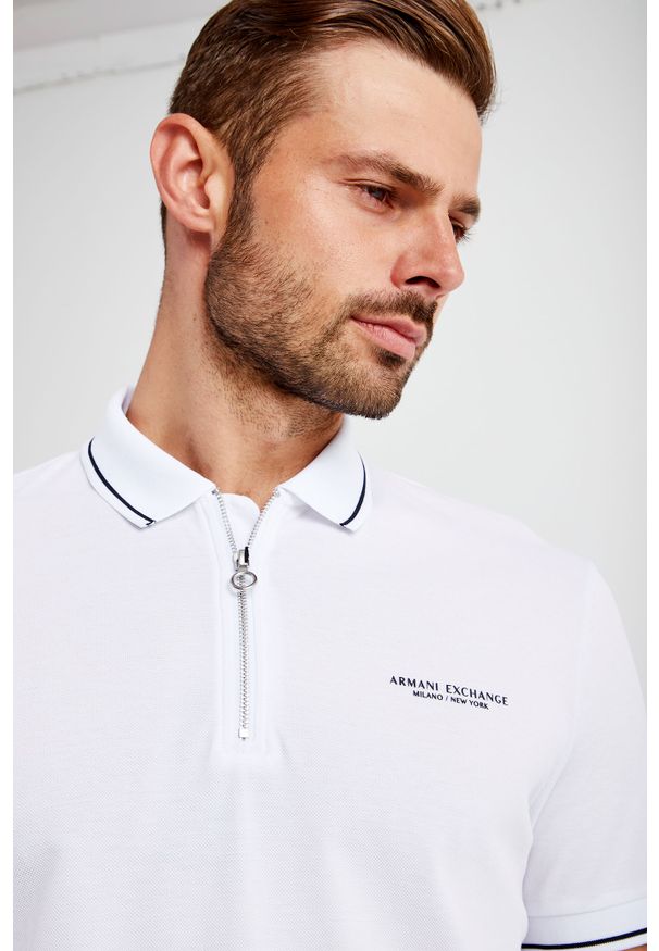 Armani Exchange - POLO ARMANI EXCHANGE. Typ kołnierza: polo. Materiał: bawełna, guma. Długość rękawa: krótki rękaw. Długość: krótkie. Wzór: nadruk. Styl: klasyczny