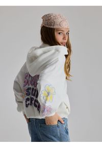 Reserved - Rozpinana bluza z kapturem i nadrukiem na plecach - złamana biel. Typ kołnierza: kaptur. Materiał: bawełna. Wzór: nadruk #1