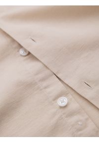 Ombre Clothing - Koszula męska lniana ze stójką i kieszenią REGULAR FIT – kremowa V3 - Rozmiar: M. Okazja: na co dzień. Typ kołnierza: kołnierzyk stójkowy. Kolor: kremowy. Materiał: len. Długość rękawa: długi rękaw. Długość: długie. Sezon: wiosna, lato. Styl: casual #10
