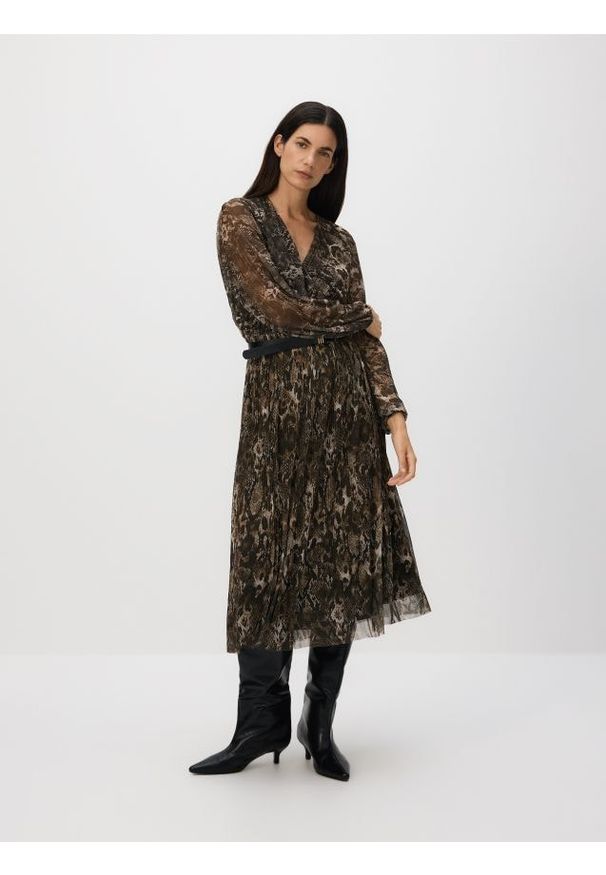 Reserved - Plisowana sukienka z paskiem - wielobarwny. Materiał: dzianina. Styl: klasyczny