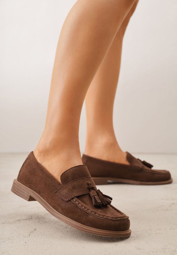 Renee - Ciemnobrązowe Mokasyny VICES z Wkładką ze Skóry Naturalnej Ozdobione Chwostami Maritune. Okazja: na co dzień. Kolor: brązowy. Materiał: skóra. Wzór: aplikacja. Styl: casual, elegancki