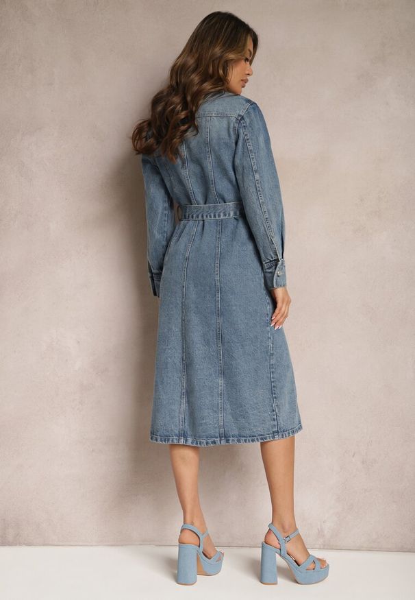 Renee - Niebieska Bawełniana Sukienka Jeansowa o Koszulowym Fasonie z Paskiem i Kieszeniami Dettia. Kolor: niebieski. Materiał: bawełna, jeans. Typ sukienki: koszulowe