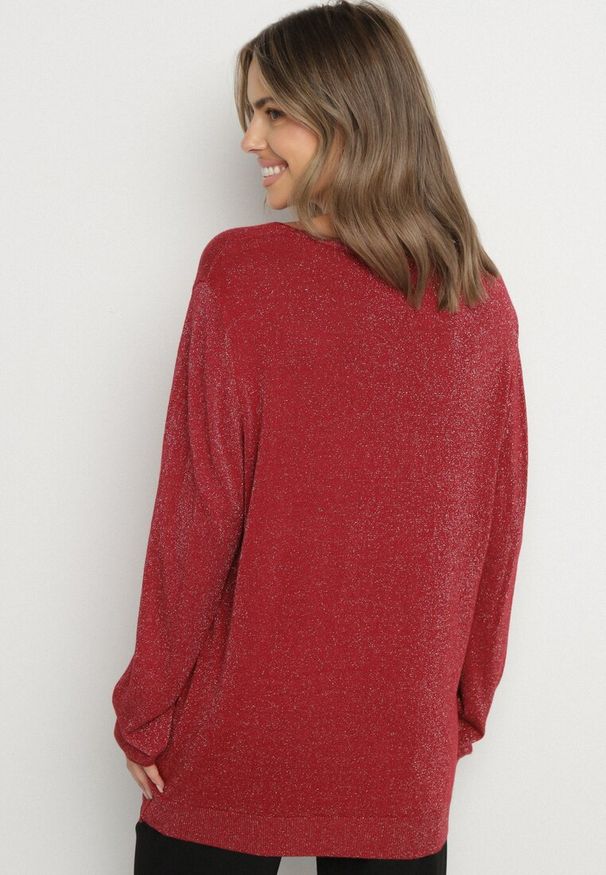 Born2be - Bordowy Wiskozowy Sweter o Pudełkowym Kroju z Metaliczną Nitką Essmia. Okazja: na co dzień, na spacer. Typ kołnierza: dekolt w serek. Kolekcja: plus size. Kolor: czerwony. Materiał: wiskoza. Styl: casual, klasyczny
