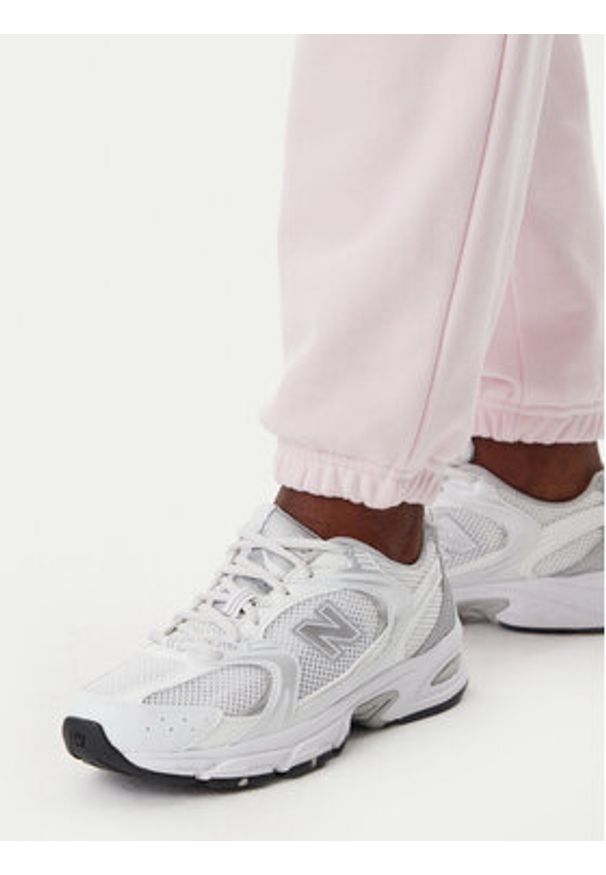 New Balance Spodnie dresowe Essentials WP41500 Różowy Relaxed Fit. Kolor: różowy. Materiał: bawełna