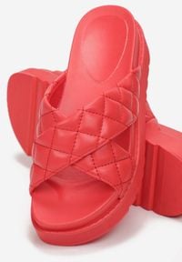 Renee - Czerwone Klapki Laonise. Nosek buta: otwarty. Kolor: czerwony. Materiał: guma. Wzór: paski. Obcas: na platformie #3