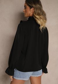 Renee - Czarna Koszula z Ozdobnymi Falbankami Jeneviella. Okazja: na co dzień. Typ kołnierza: kołnierz z falbankami. Kolor: czarny. Wzór: aplikacja. Styl: klasyczny, casual