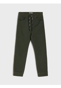 Sinsay - Jeansy jogger z efektem sprania - zielony. Kolor: zielony