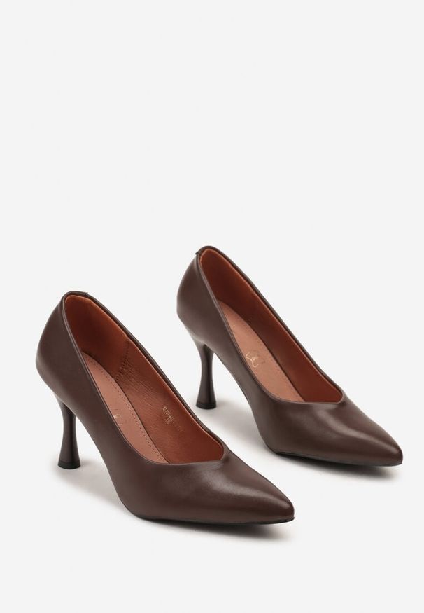 Renee - Brązowe Szpilki Vices na Klepsydrowym Obcasie ze Skórzaną Wkładką Muzite. Okazja: na spotkanie biznesowe. Kolor: brązowy. Materiał: skóra. Obcas: na obcasie. Styl: biznesowy, klasyczny. Wysokość obcasa: średni