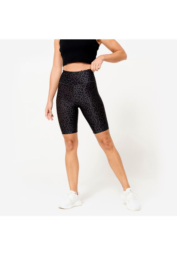 DOMYOS - Legginsy krótkie fitness damskie Domyos ciemnoszare w panterkę. Stan: podwyższony. Kolor: szary. Materiał: materiał, poliester, elastan. Długość: krótkie. Wzór: motyw zwierzęcy. Sport: fitness