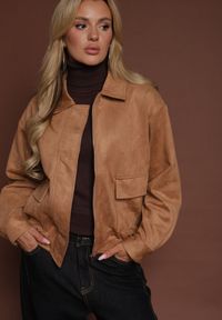 Renee - Beżowa Przejściowa Kurtka Bomberka o Koszulowym Kroju z Imitacji Zamszu Irvila. Kolor: beżowy. Materiał: zamsz. Styl: elegancki