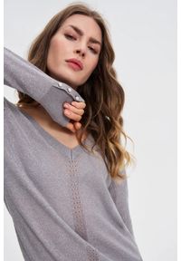 MOODO - Sweter z metaliczną nitką szary. Kolor: szary. Materiał: wiskoza