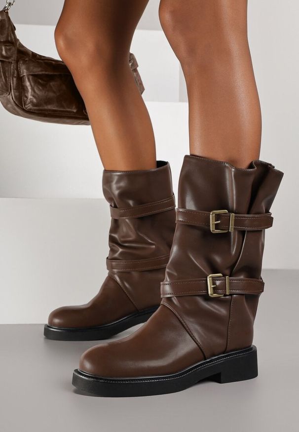 Renee - Brązowe Botki Biker Boots z Marszczoną Cholewką i Paskami ze Sprzączkami Sinesa. Okazja: na imprezę, na co dzień. Zapięcie: pasek. Kolor: brązowy. Materiał: skóra. Szerokość cholewki: normalna. Styl: casual, elegancki