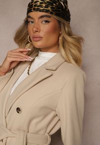 Renee - Beżowy Płaszcz Dwurzędowy z Paskiem Eunamia. Kolor: beżowy. Długość rękawa: długi rękaw. Długość: długie. Sezon: jesień, zima. Styl: klasyczny