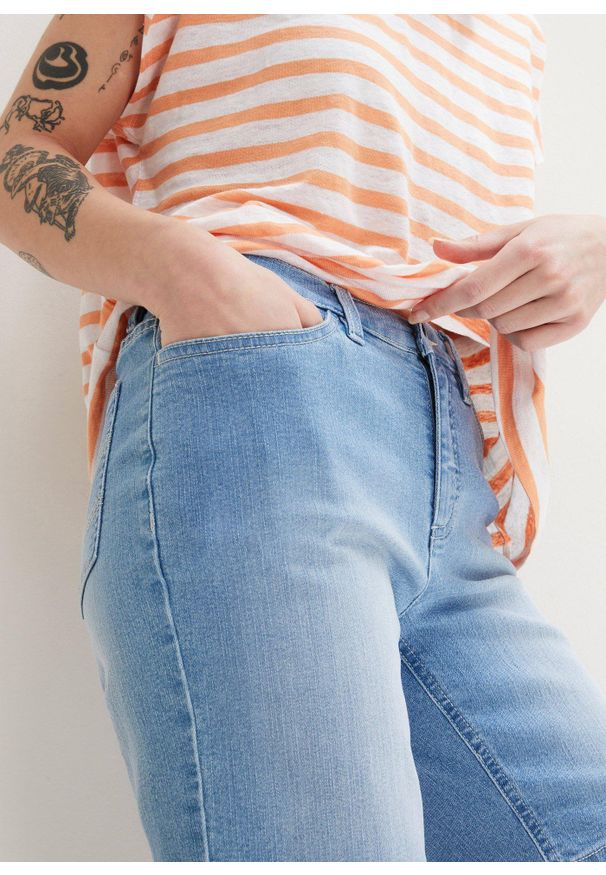 bonprix - Bermudy dżinsowe Straight, mid waist. Kolor: niebieski. Sezon: lato