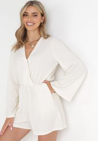 Born2be - Biały Krótki Kombinezon z Kopertowym Dekoltem Pelinia. Kolor: biały. Długość: krótkie. Styl: elegancki #2