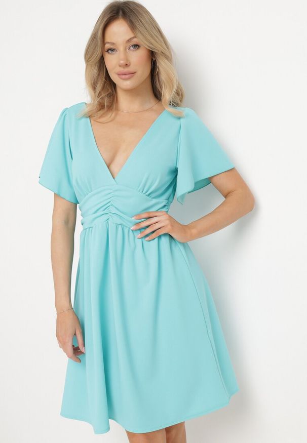 Born2be - Niebieska Krótka Sukienka z Luźnym Rękawem i Gumką w Talii Bainasa. Kolor: niebieski. Długość: mini