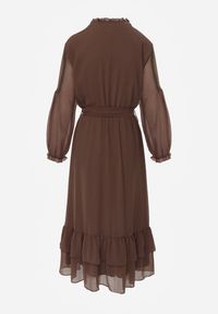 Renee - Brązowa Sukienka Boho z Paskiem Guzikami i Falbanami Nevinete. Okazja: na imprezę. Kolor: brązowy. Materiał: poliester. Styl: boho #7