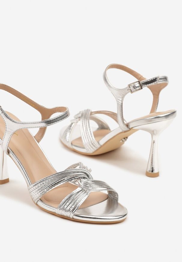 Born2be - Srebrne Sandały Vices na Szpilce z Połyskiem Sariellea. Okazja: na imprezę. Zapięcie: sprzączka. Kolor: srebrny. Obcas: na szpilce. Styl: elegancki. Wysokość obcasa: średni