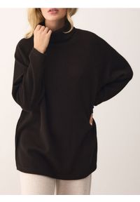 Reserved - Długa bluza z golfem - ciemnobrązowy. Typ kołnierza: golf. Kolor: brązowy. Materiał: wiskoza, dzianina. Długość: długie #1