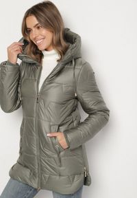 Born2be - Zielona Pikowana Kurtka Przejściowa z Bocznymi Suwakami i Kapturem Soralessa. Okazja: na spotkanie biznesowe, do pracy, na co dzień. Kolor: zielony. Materiał: jeans, dzianina. Długość rękawa: długi rękaw. Długość: długie. Styl: biznesowy, casual #7
