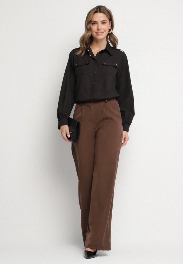 Born2be - Czarna Koszula z Wiskozą i Ozdobnymi Pagonami Beliven. Okazja: na co dzień. Kolor: czarny. Materiał: wiskoza. Styl: elegancki, casual